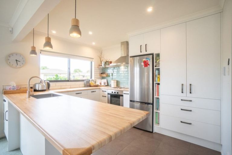 Photo of property in 53 Raglan Avenue, Cloverlea, Palmerston North, 4412