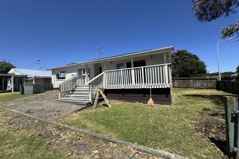 Photo of property in 72 Queens Road, Waikanae Beach, Waikanae, 5036