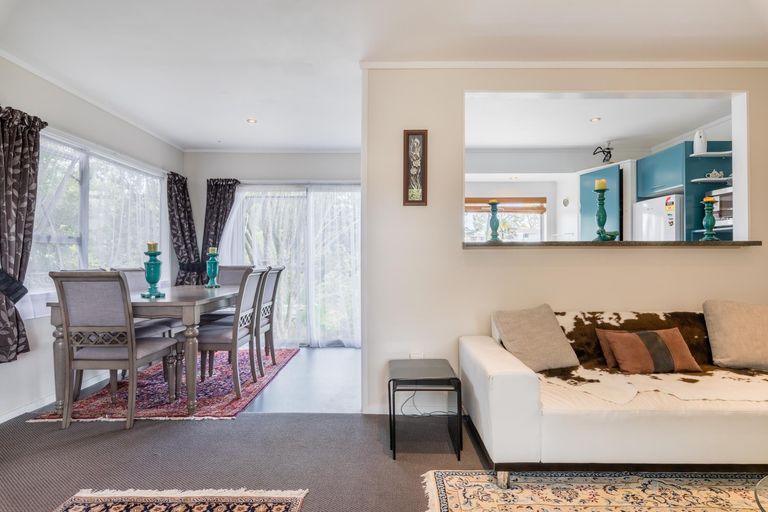 Photo of property in 27 Cedar Heights Avenue, Massey, Auckland, 0614