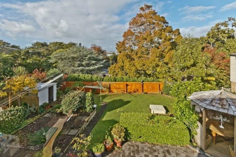 Photo of property in 65 Pupuke Road, Birkenhead, Auckland, 0627