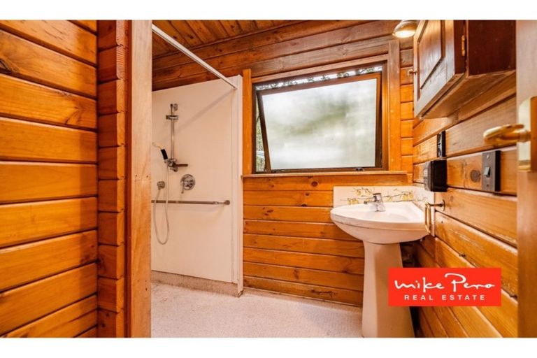 Photo of property in 4 Arama Avenue, Titirangi, Auckland, 0604