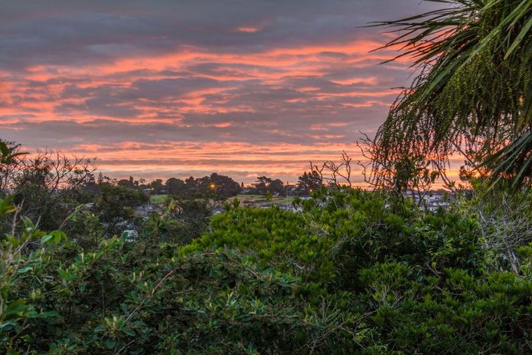 Photo of property in 2/109 Oreil Avenue, West Harbour, Auckland, 0618