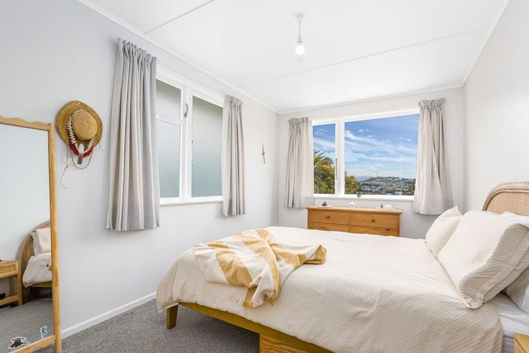 Photo of property in 16 Sasanof View, Ascot Park, Porirua, 5024