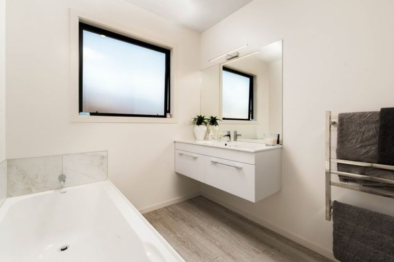 Photo of property in 11 Kapuka Lane, Wanaka, 9305