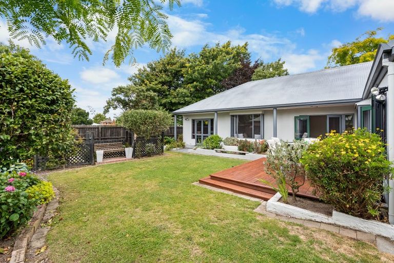 Photo of property in 21 Thornwood Place, Redwood, Christchurch, 8051