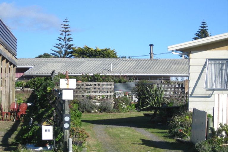 Photo of property in 16 Colenso Place, Otaki Beach, Otaki, 5512