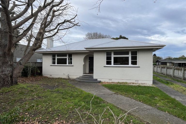 Photo of property in 28 Pahiatua Street, Hokowhitu, Palmerston North, 4410