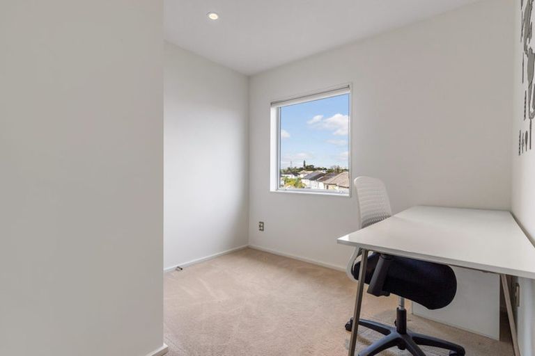 Photo of property in 73 Bordeaux Parade, Te Atatu South, Auckland, 0610