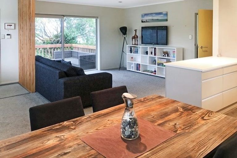 Photo of property in 1/7 Lingham Crescent, Torbay, Auckland, 0630