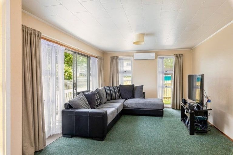 Photo of property in 1/185 Henderson Valley Road, Henderson, Auckland, 0612
