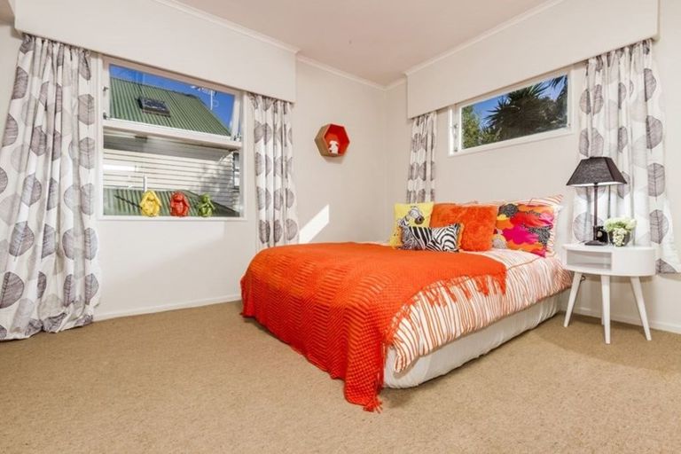 Photo of property in 1/22 Alamein Avenue, Belmont, Auckland, 0622
