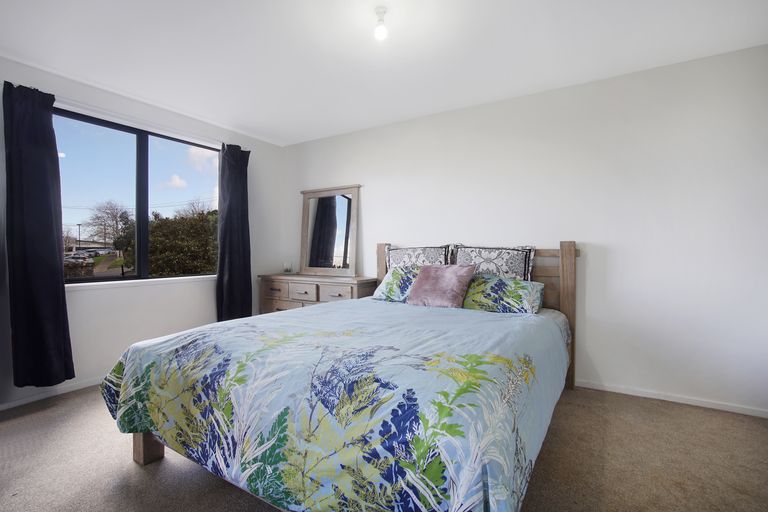 Photo of property in 68 Mountain Road, Henderson Valley, Auckland, 0612