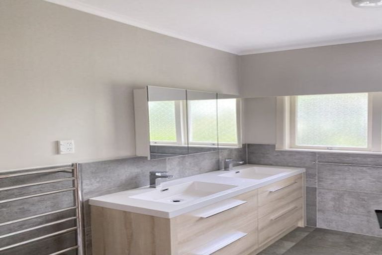 Photo of property in 193 Glenfield Road, Hillcrest, Auckland, 0627