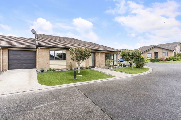 Photo of property in 58 Royalle Mews, Botany Downs, Auckland, 2010