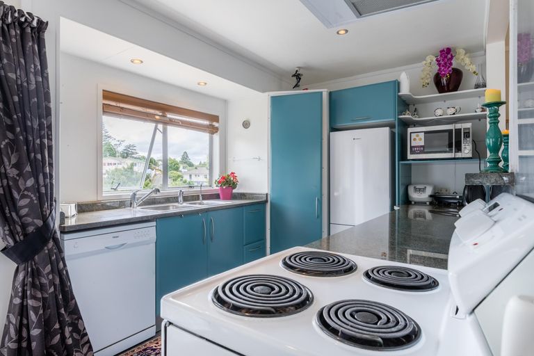 Photo of property in 27 Cedar Heights Avenue, Massey, Auckland, 0614