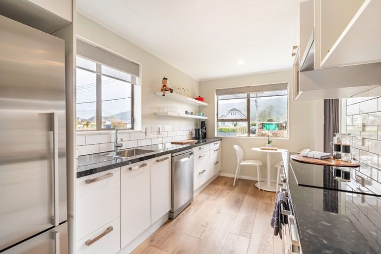 Photo of property in 2/48 Kowhai Avenue, Ebdentown, Upper Hutt, 5018