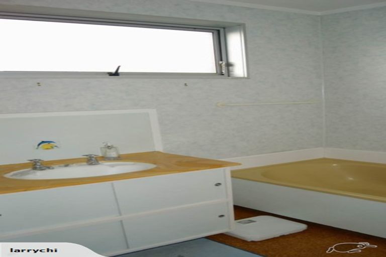 Photo of property in 2/6 Chivalry Road, Glenfield, Auckland, 0629