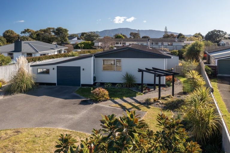 Photo of property in 11 Hadfield Place, Paraparaumu Beach, Paraparaumu, 5032