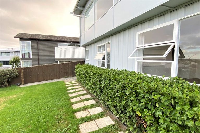 Photo of property in 2/23 Seaview Road, Glenfield, Auckland, 0629