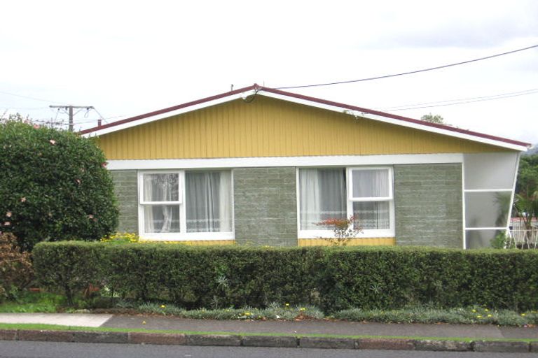 Photo of property in 2/96 Te Atatu Road, Te Atatu South, Auckland, 0610