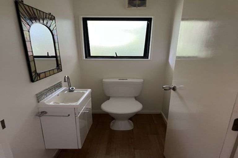 Photo of property in 32 Marae Road, Greenhithe, Auckland, 0632