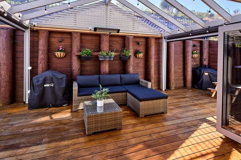 Photo of property in 28 Domett Street, Newlands, Wellington, 6037