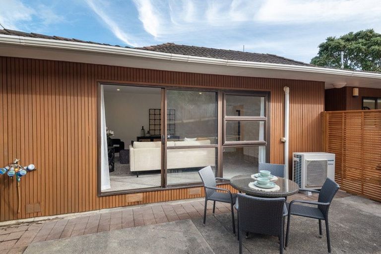 Photo of property in 2/7 Tallington Crescent, Torbay, Auckland, 0630