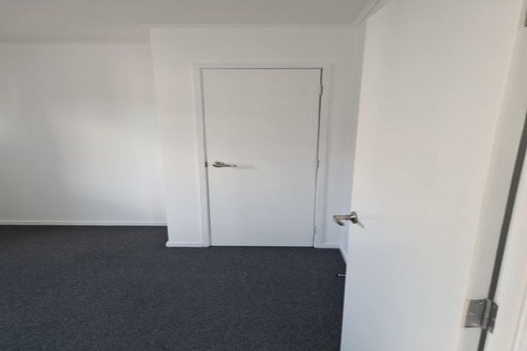 Photo of property in 18 Styca Place, Sunnyvale, Auckland, 0612