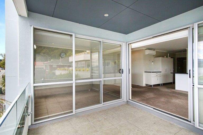 Photo of property in 2/275 Karaka Bay Road, Karaka Bays, Wellington, 6022
