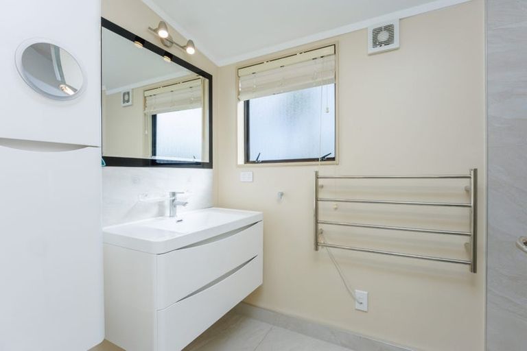 Photo of property in 2/953 Beach Road, Torbay, Auckland, 0630