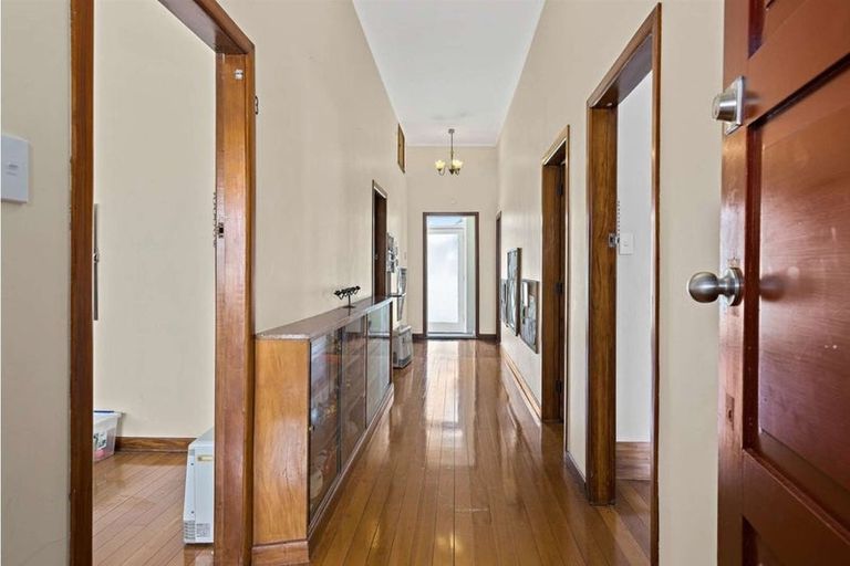 Photo of property in 1/221 Onewa Road, Birkenhead, Auckland, 0626
