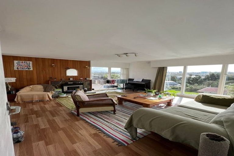 Photo of property in 2/390 Glenfield Road, Glenfield, Auckland, 0629