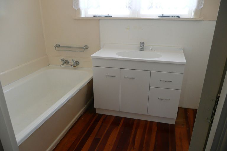 Photo of property in 40 Kingdale Road, Henderson, Auckland, 0610