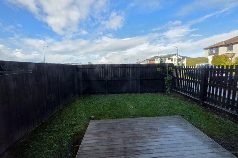 Photo of property in 1 Kaikape Lane, Flat Bush, Auckland, 2019