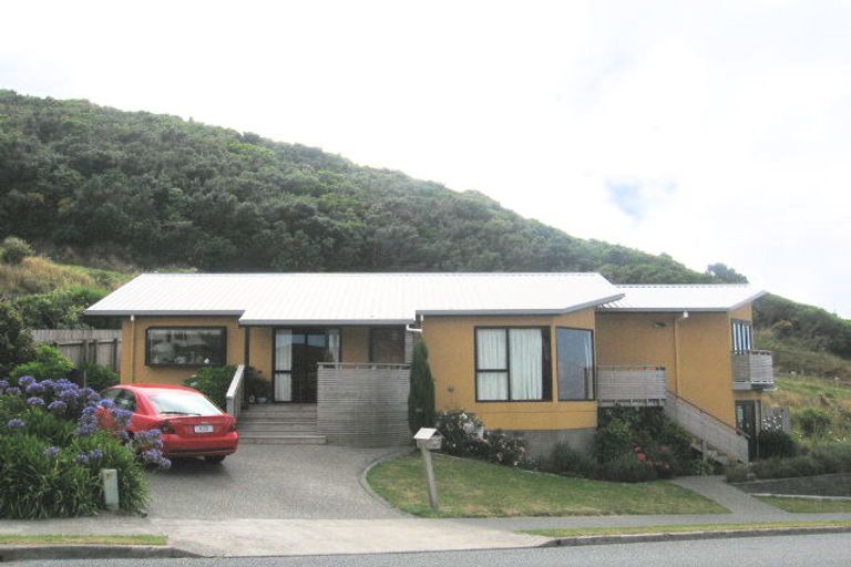 Photo of property in 50 Ashton Fitchett Drive, Brooklyn, Wellington, 6021