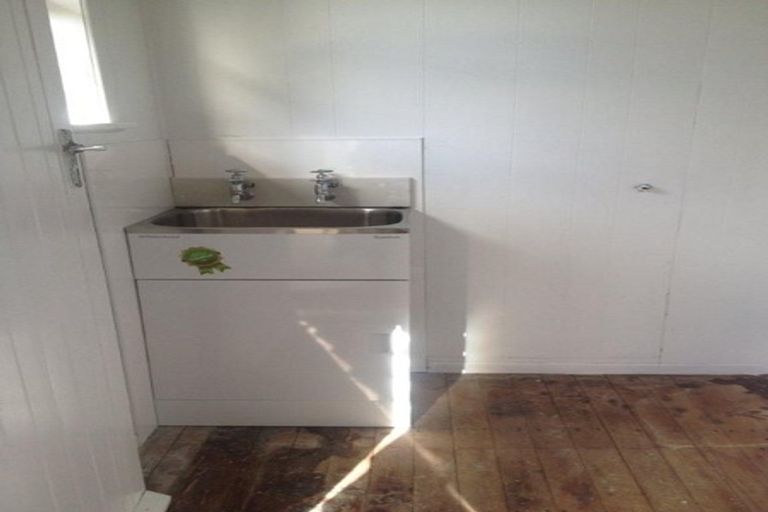 Photo of property in 35 Taipari Road, Te Atatu Peninsula, Auckland, 0610