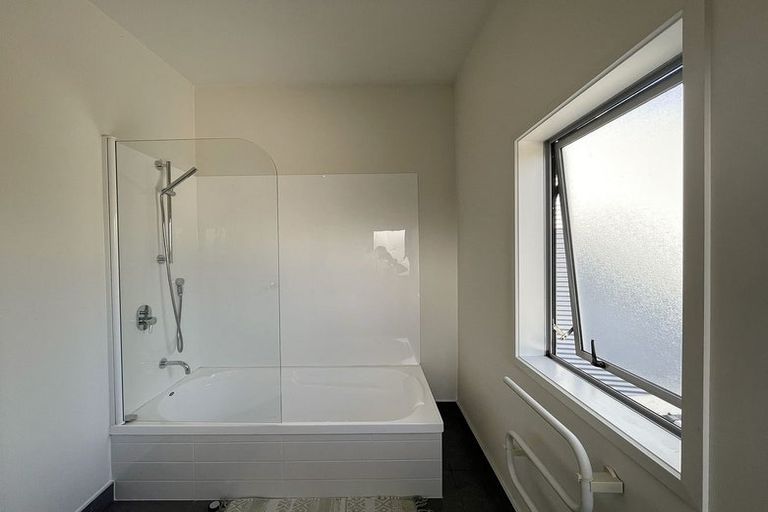 Photo of property in 76h Edmonton Road, Henderson, Auckland, 0612