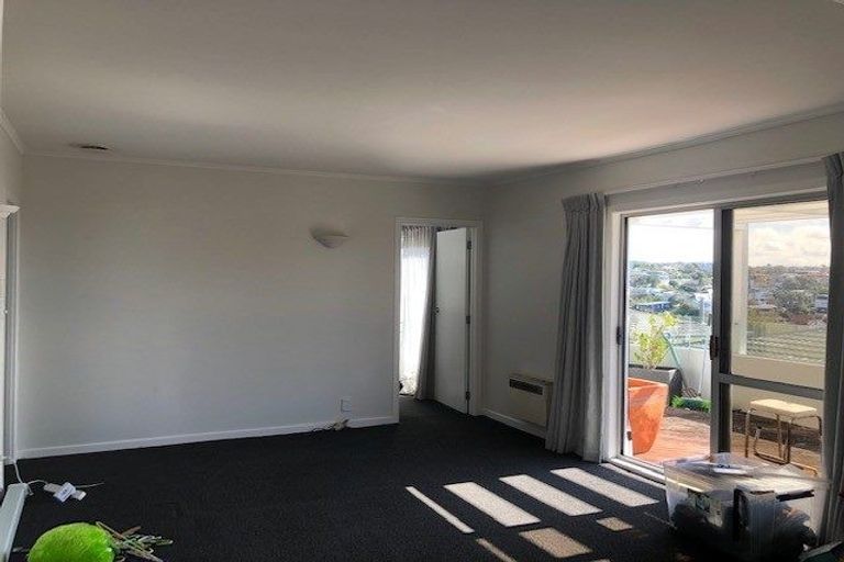 Photo of property in 1/22 Rothesay Bay Road, Rothesay Bay, Auckland, 0630