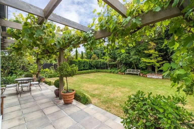 Photo of property in 166 Fendalton Road, Fendalton, Christchurch, 8052
