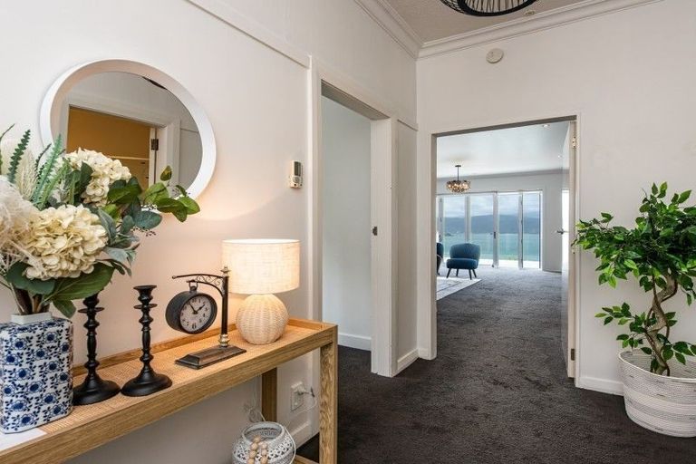 Photo of property in 116 Nevay Road, Karaka Bays, Wellington, 6022