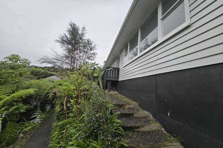 Photo of property in 6 Wyndham Road, Pinehaven, Upper Hutt, 5019