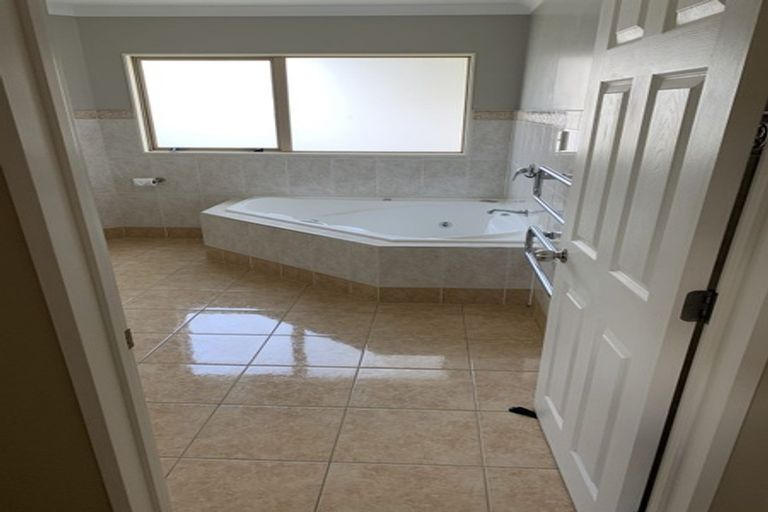 Photo of property in 24 George Deane Place, Greenhithe, Auckland, 0632