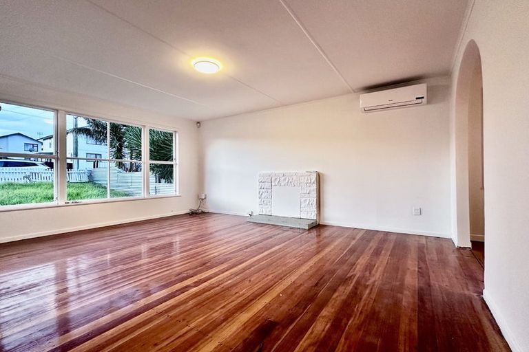 Photo of property in 15 Farnborough Crescent, Mangere, Auckland, 2022