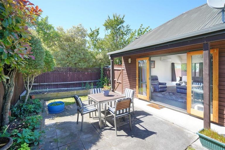 Photo of property in 2/52 Northcote Road, Northcote, Christchurch, 8052