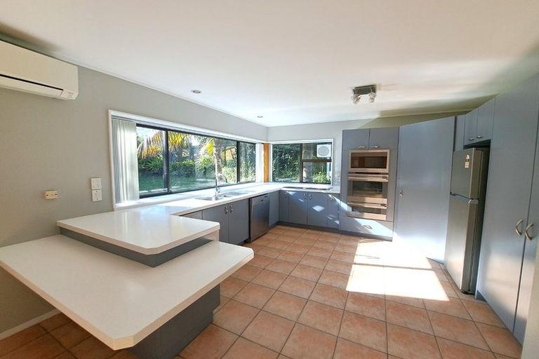 Photo of property in 6 Delisle Place, Windsor Park, Auckland, 0632