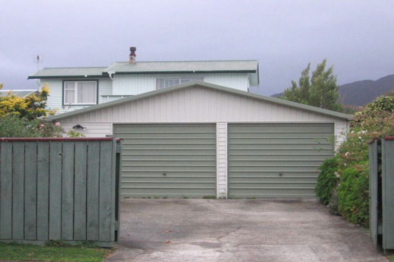 Photo of property in 22 Fuller Grove, Woburn, Lower Hutt, 5010