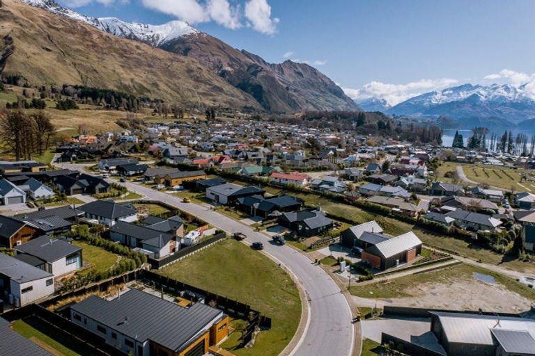 Photo of property in 14 Sapphire Spring Rise, Wanaka, 9305