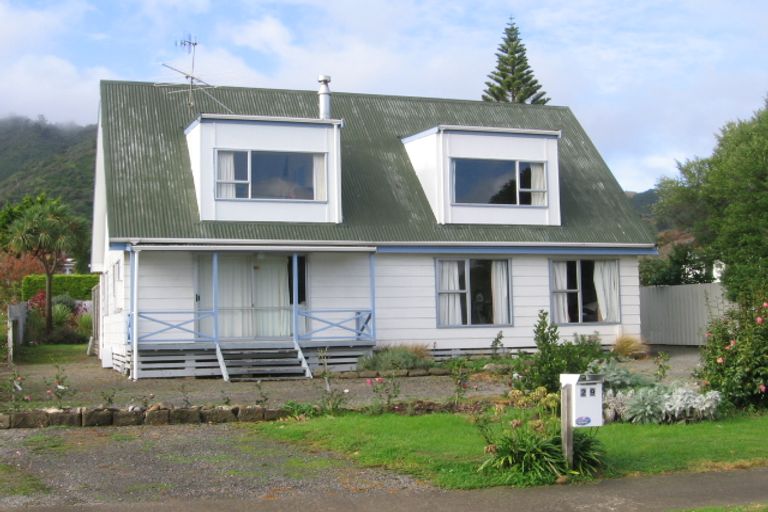 Photo of property in 29 Pehi Kupa Street, Waikanae, 5036