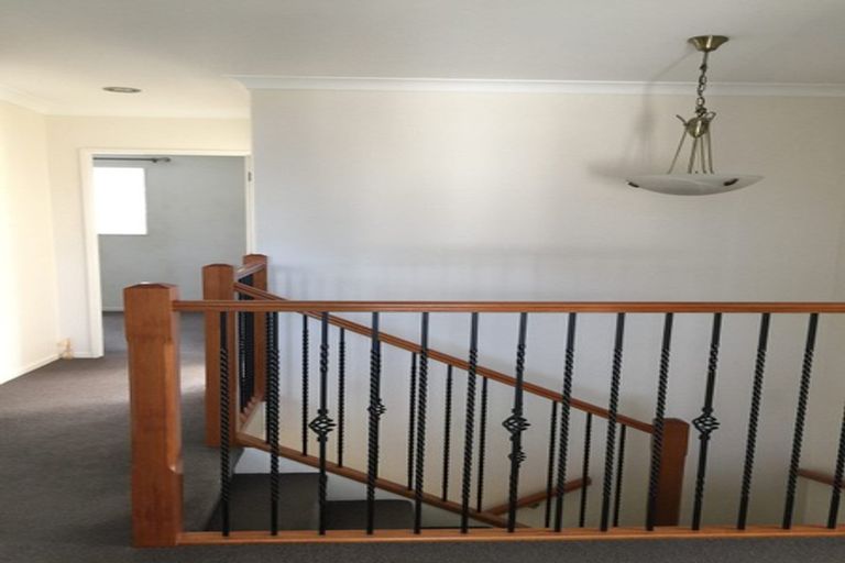 Photo of property in 8a The Rosebowl, Sunnyhills, Auckland, 2010