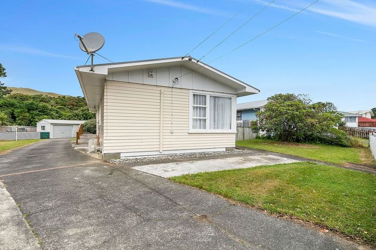 Photo of property in 98 Driver Crescent, Cannons Creek, Porirua, 5024